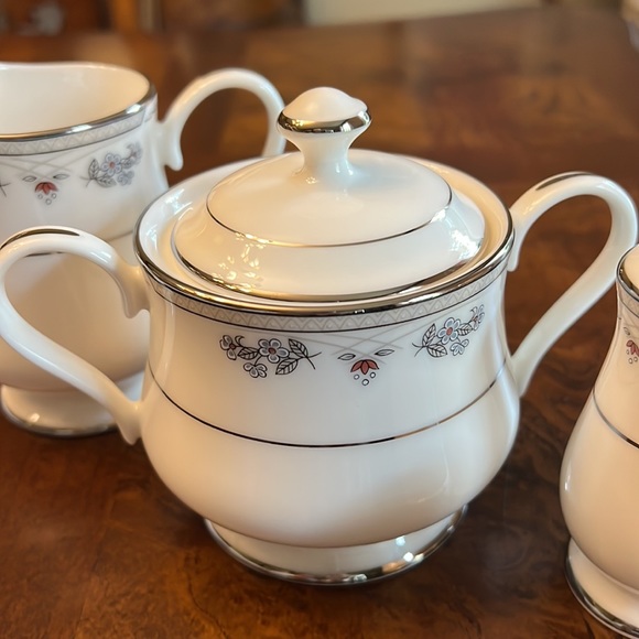 Gorham Serena Creamer, Sugar bowl with lid, Salt and Pepper Shakers. Fine China. - Picture 4 of 12